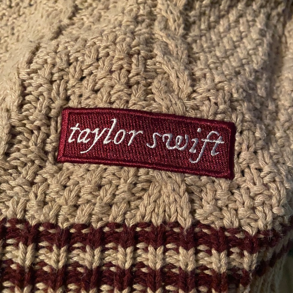 Taylor Swift | authentic rare 2020 holiday beige red Folklore cardigan sweater M - Picture 8 of 8